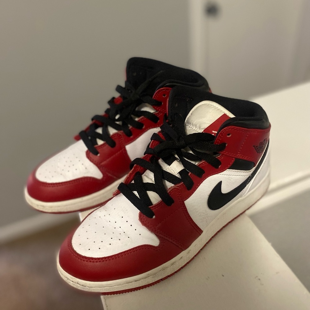 Jordan 1’s High OG Red,White,Blk sneakers Size 7y,Good condition!!